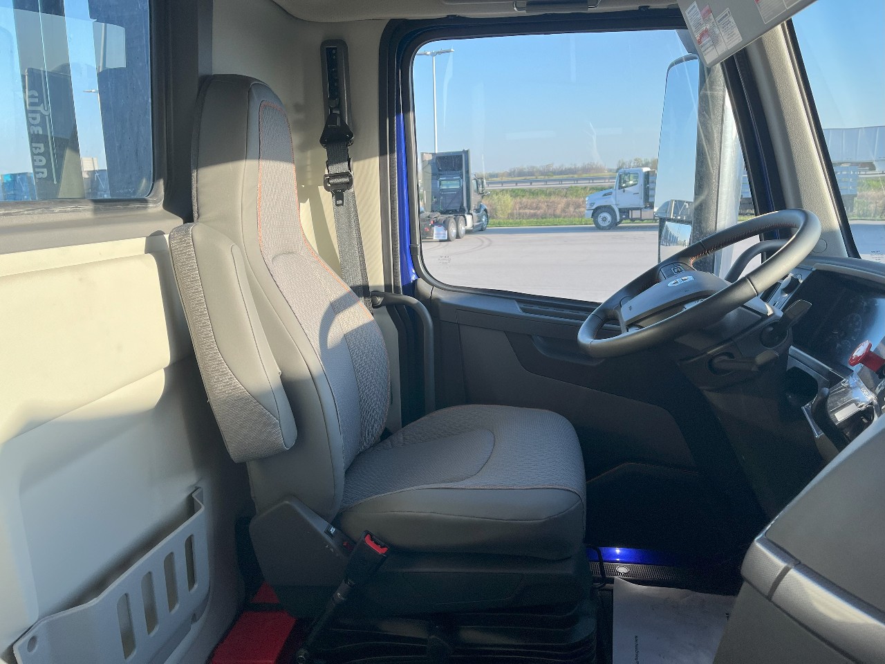 2025 Volvo - image 14