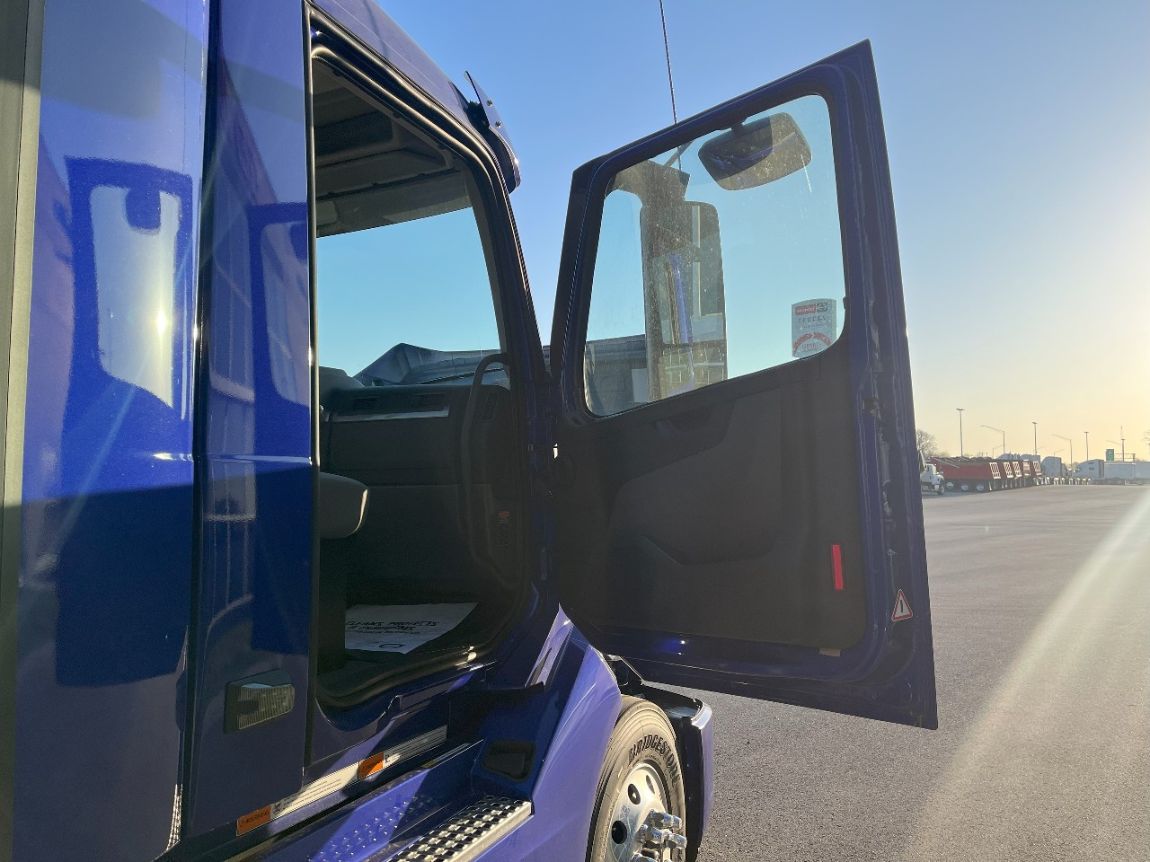 2025 Volvo - image 15