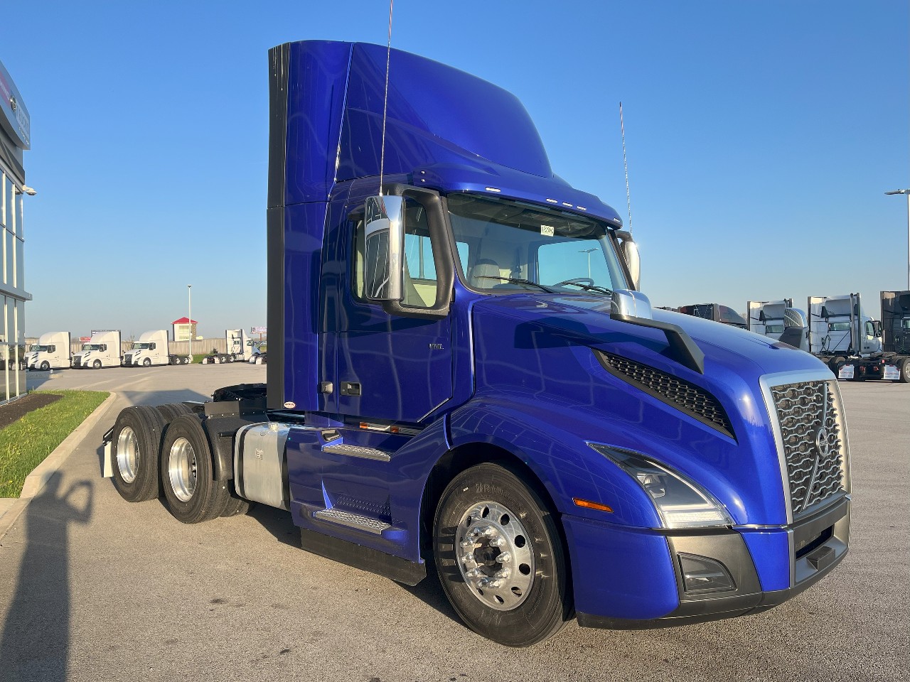 2025 Volvo - image 3