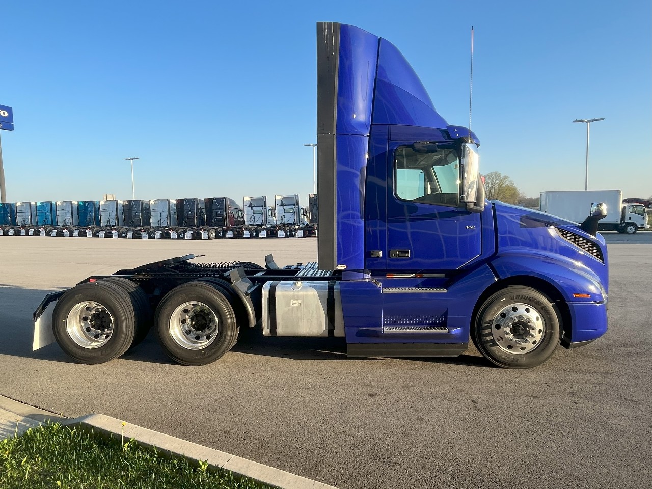 2025 Volvo - image 4