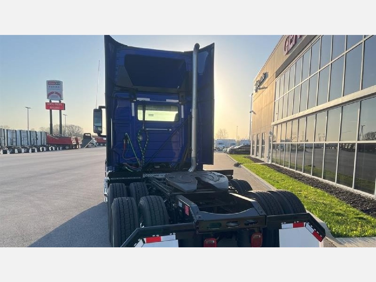 2025 Volvo - image 6