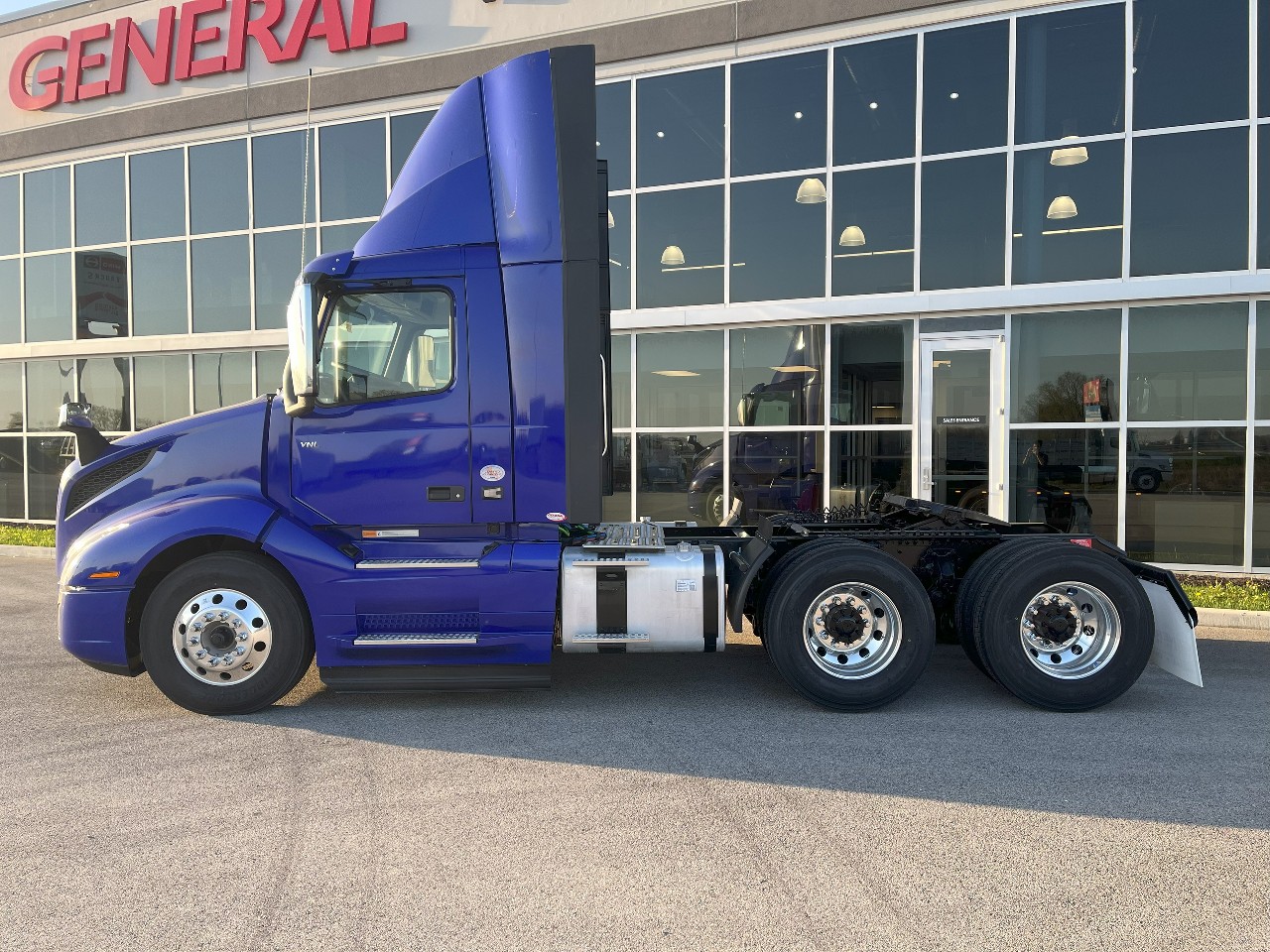 2025 Volvo - image 8