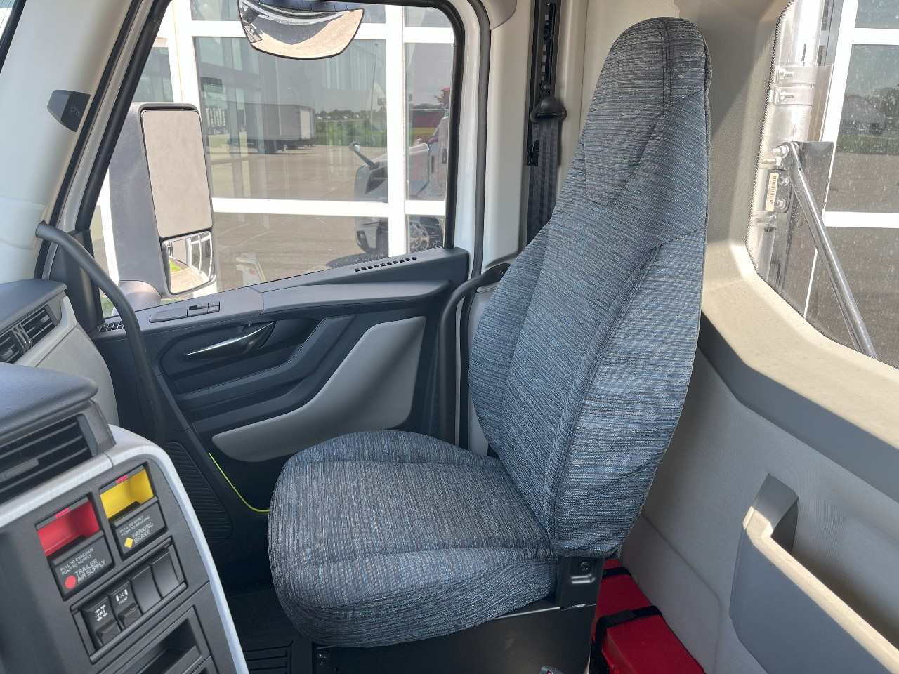 2026 Volvo - image 13