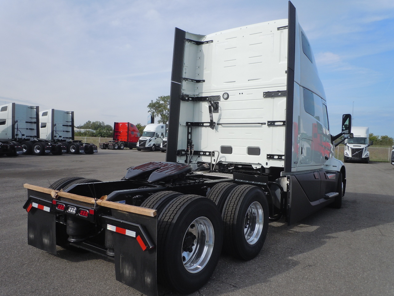 2026 Volvo - image 3