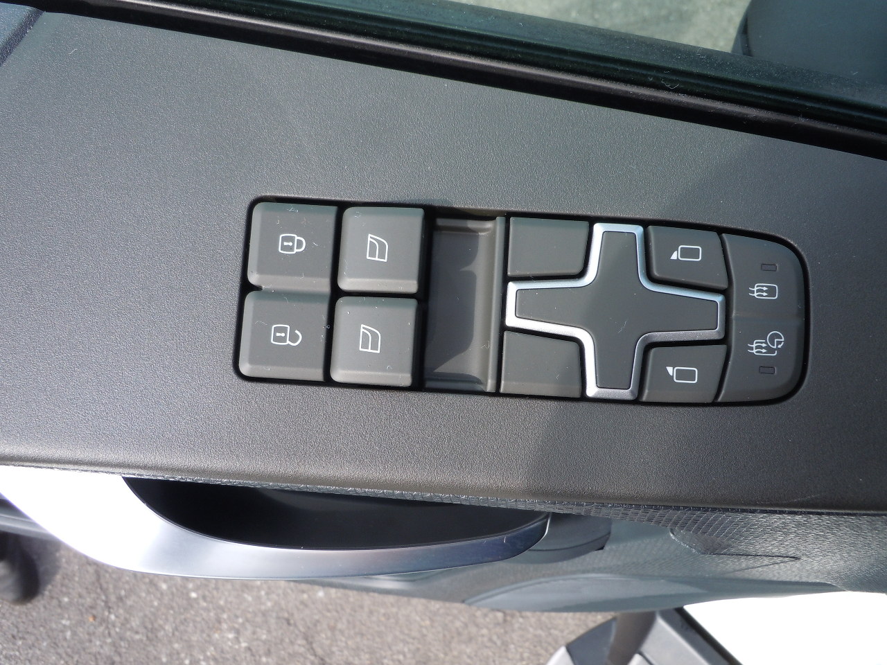 2026 Volvo - image 9