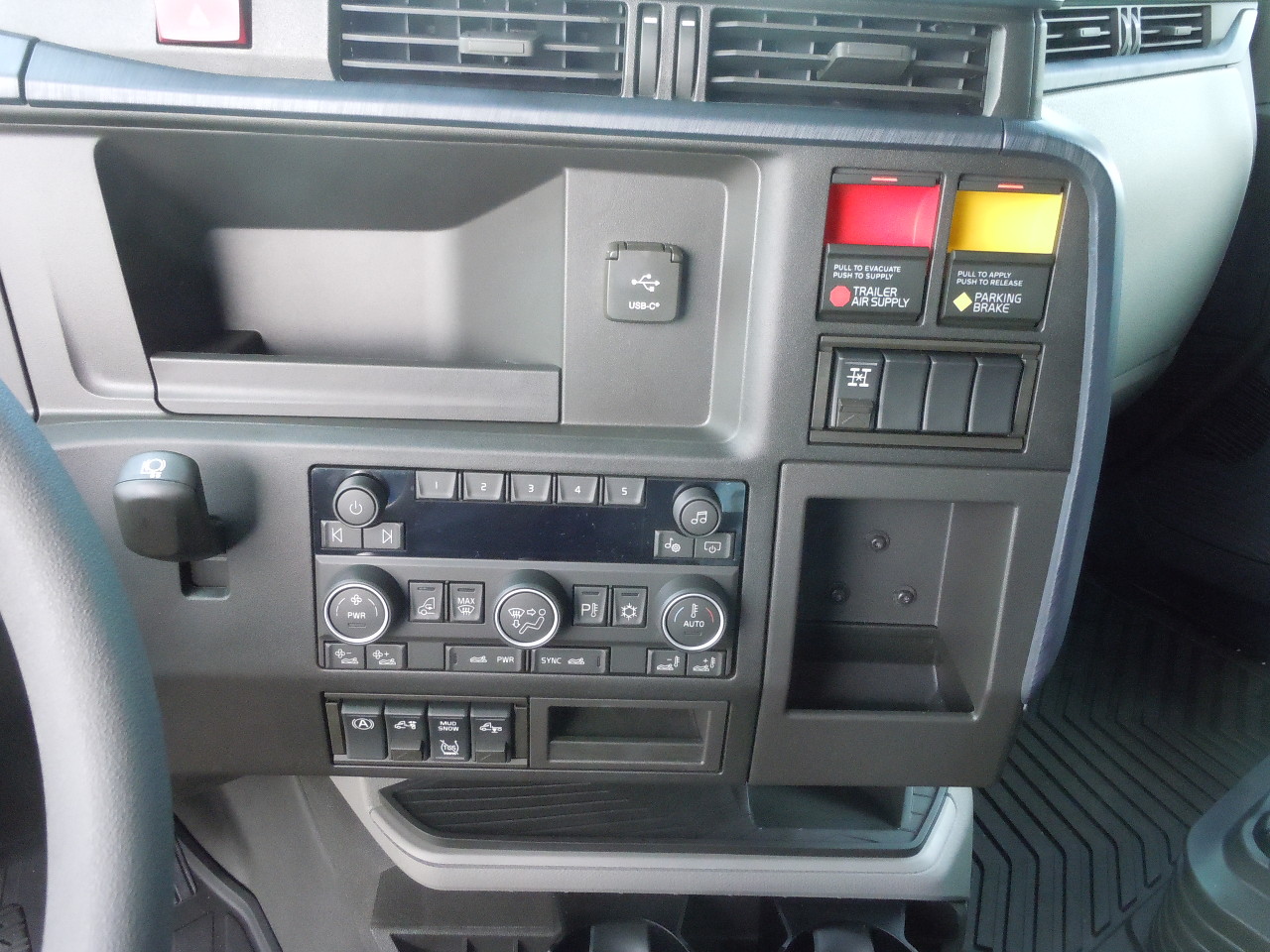 2026 Volvo - image 6