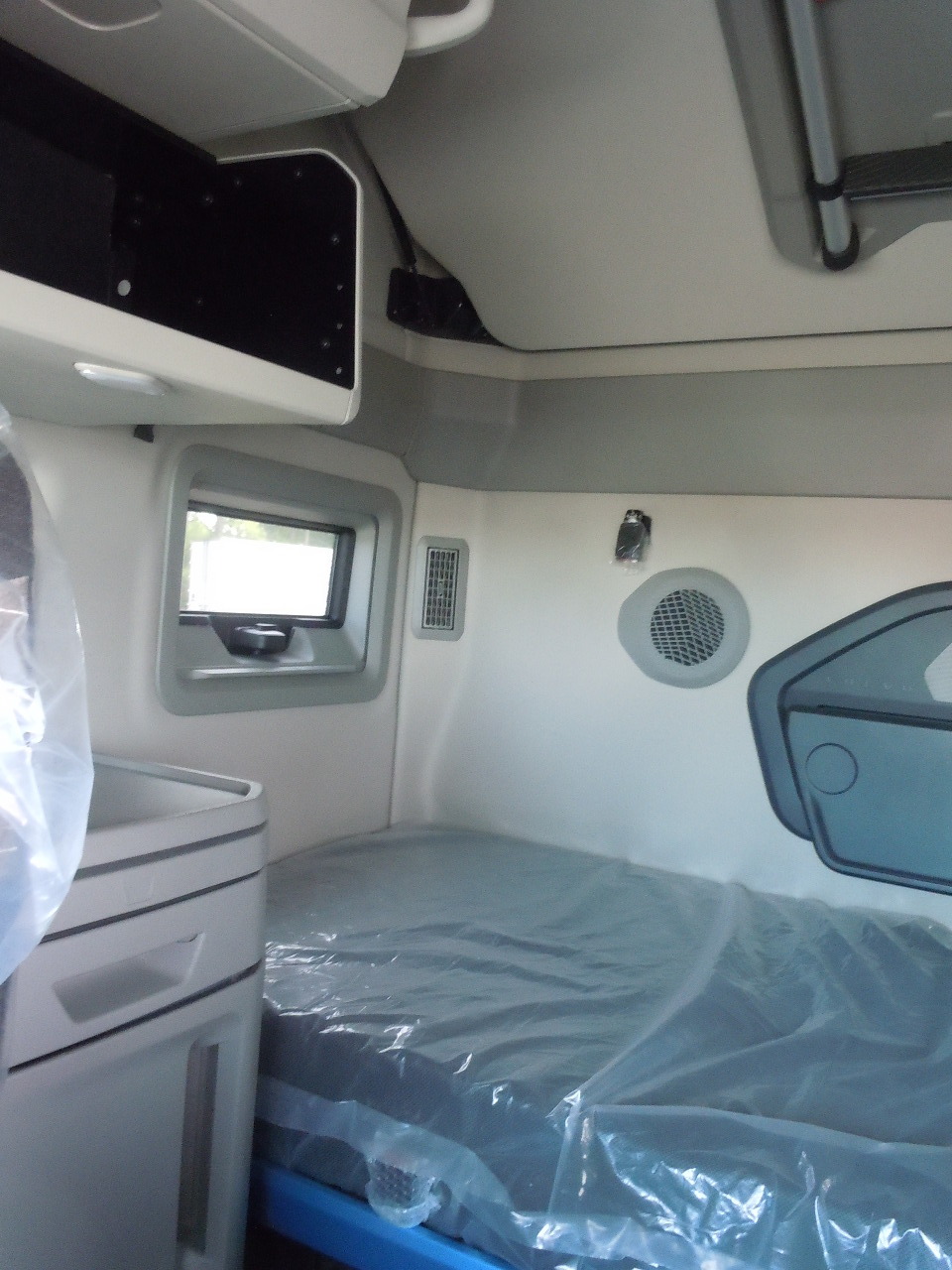 2026 Volvo - image 7