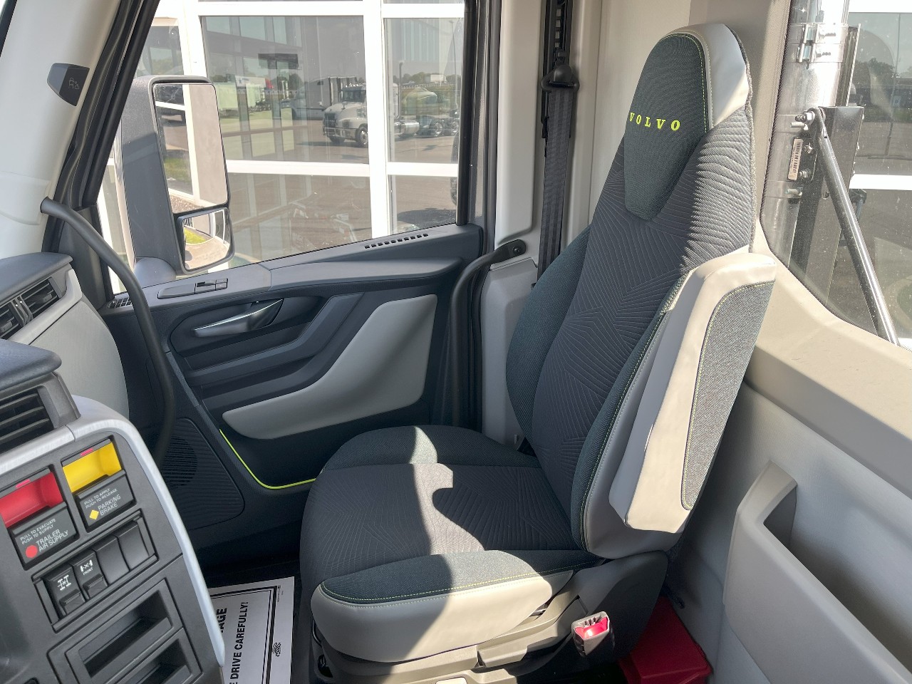 2026 Volvo - image 13