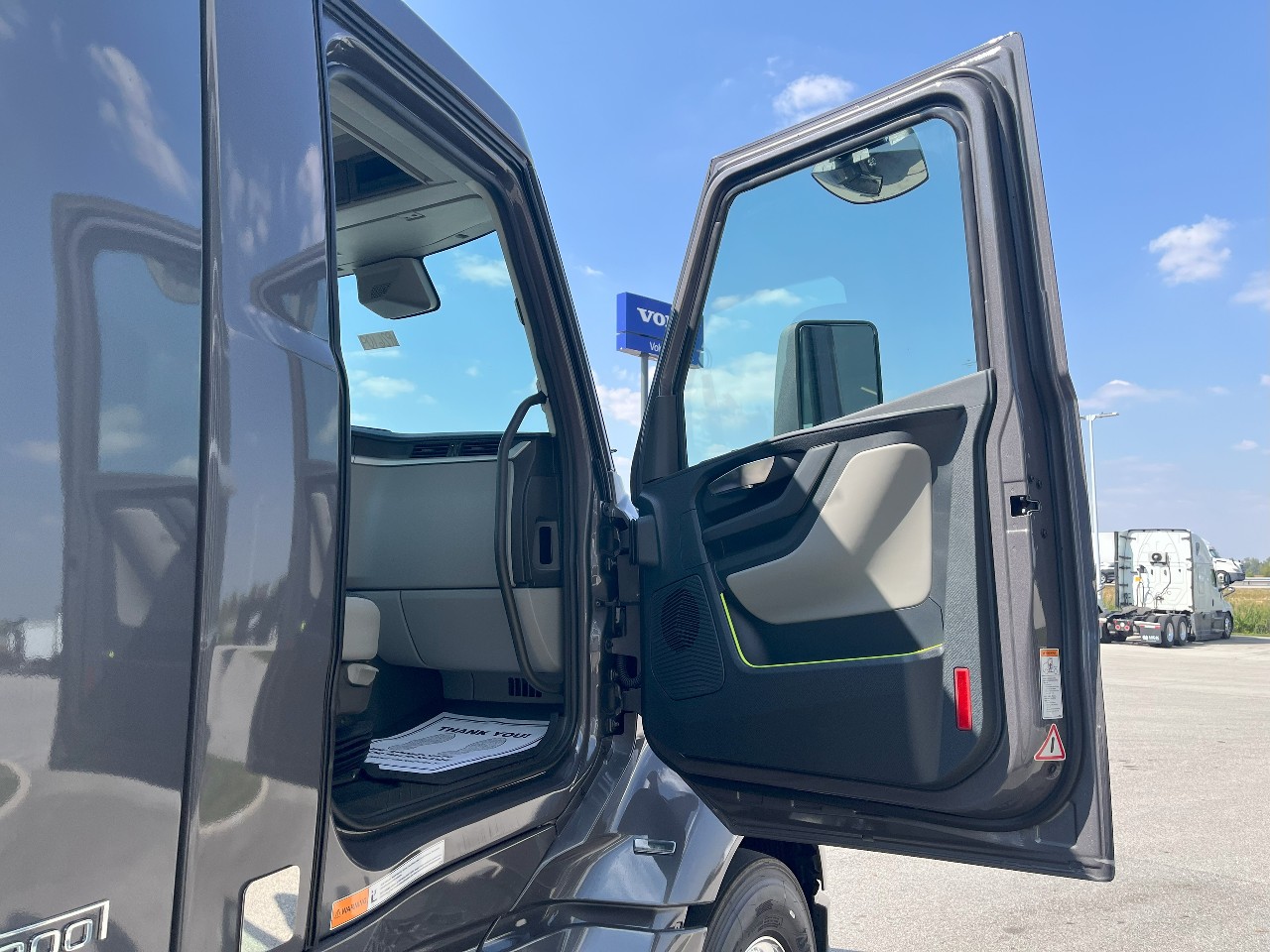 2026 Volvo - image 15