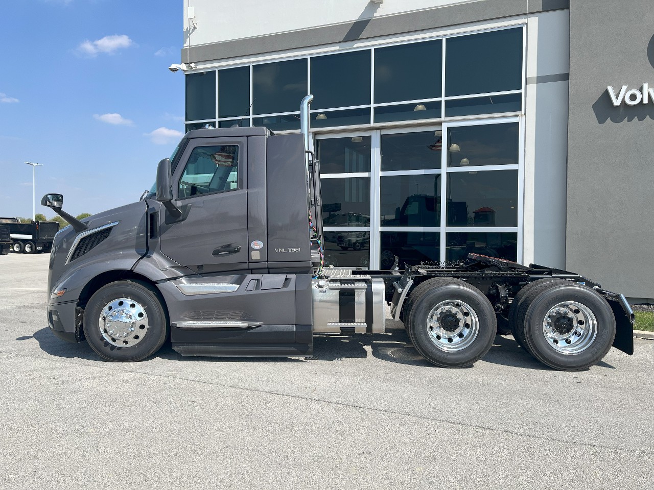 2026 Volvo - image 8