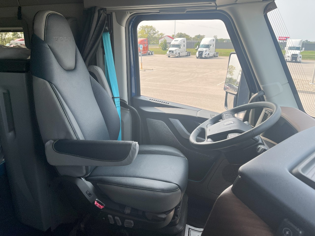 2026 Volvo - image 14