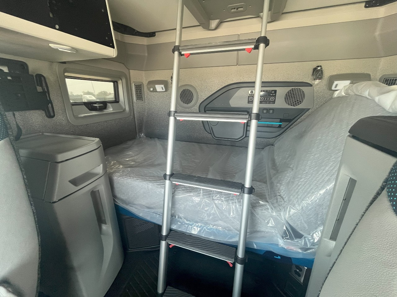 2026 Volvo - image 15