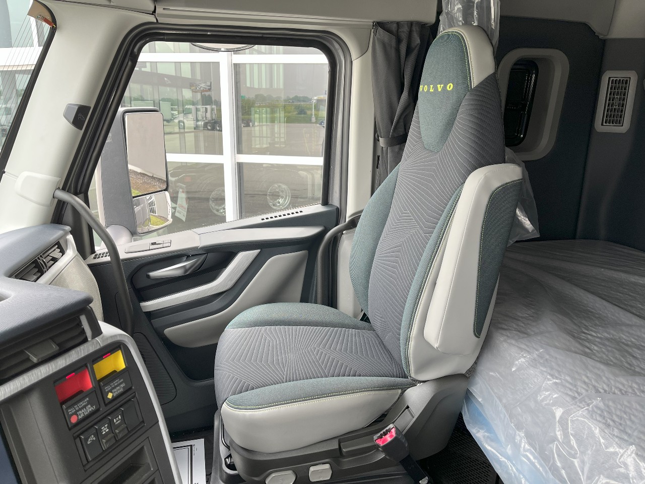 2026 Volvo - image 13