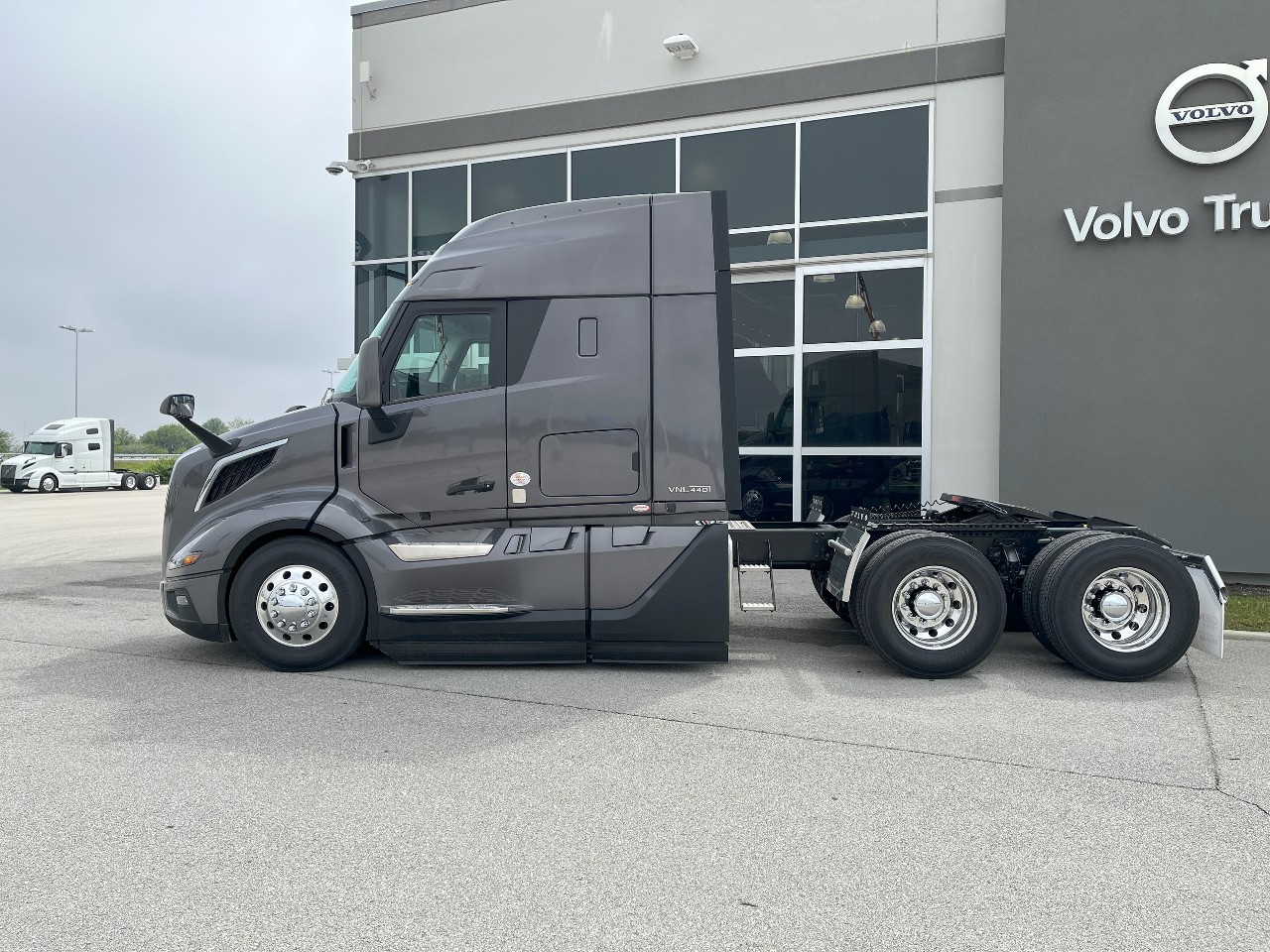 2026 Volvo - image 8