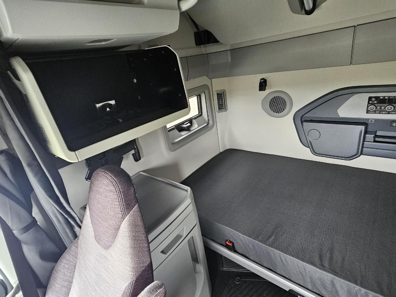 2026 Volvo - image 11