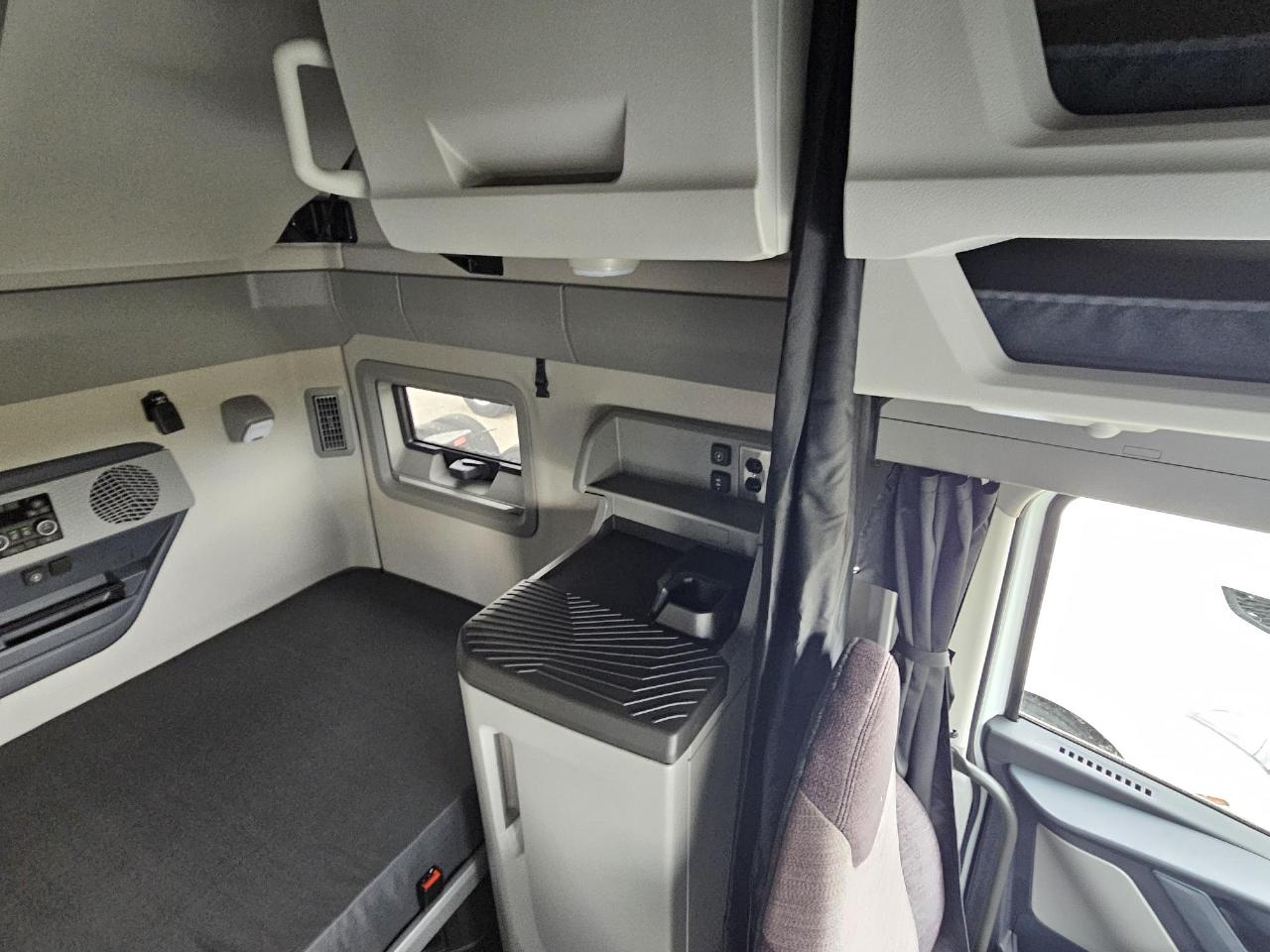 2026 Volvo - image 12