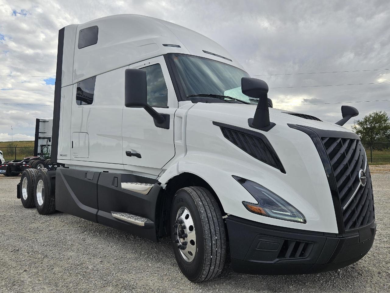 2026 Volvo - image 3