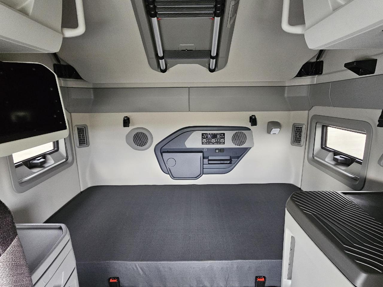 2026 Volvo - image 9