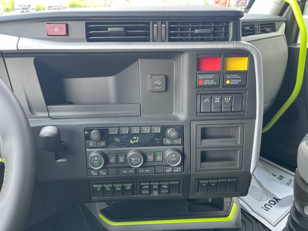 2026 Volvo - image 12