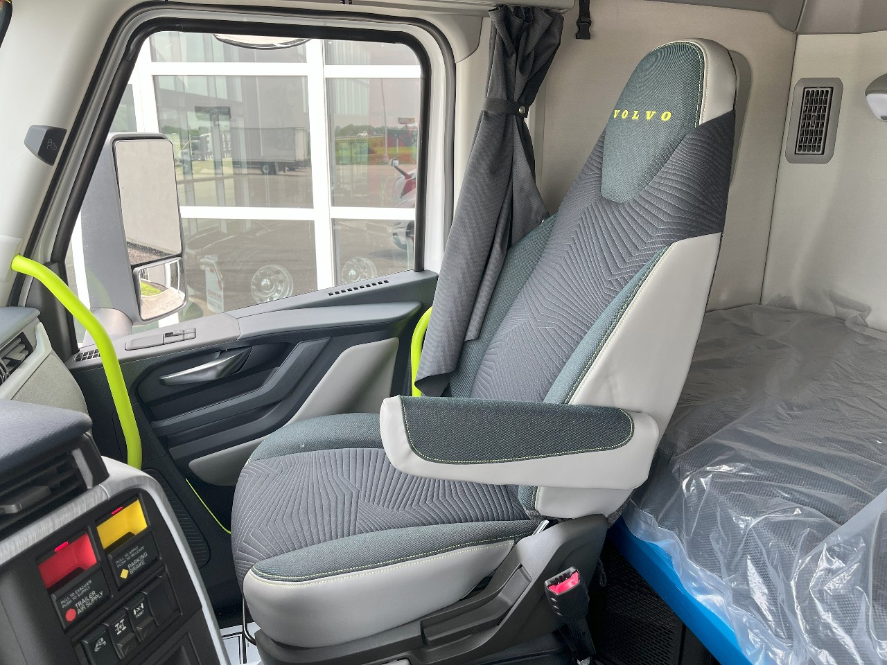 2026 Volvo - image 13