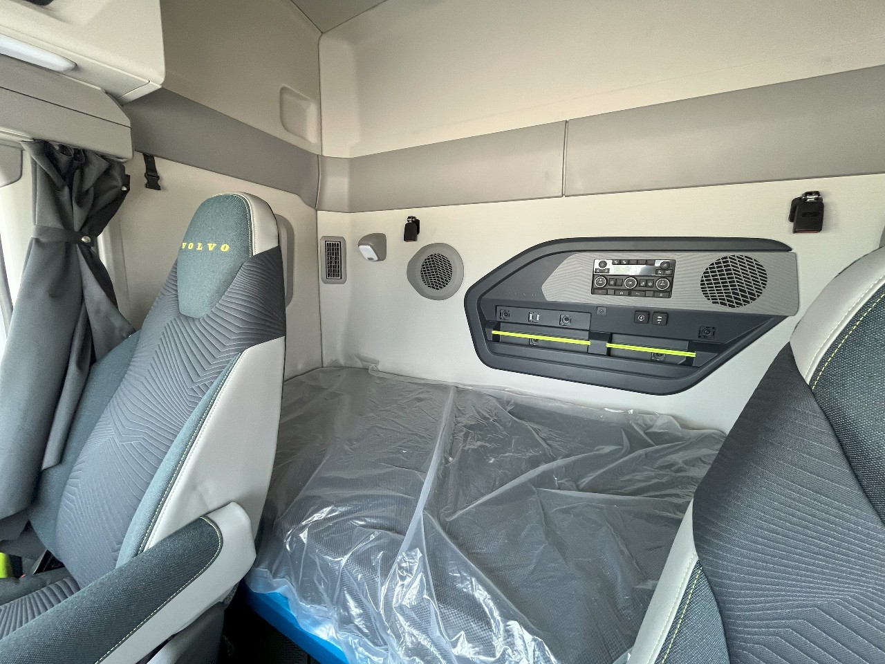 2026 Volvo - image 15