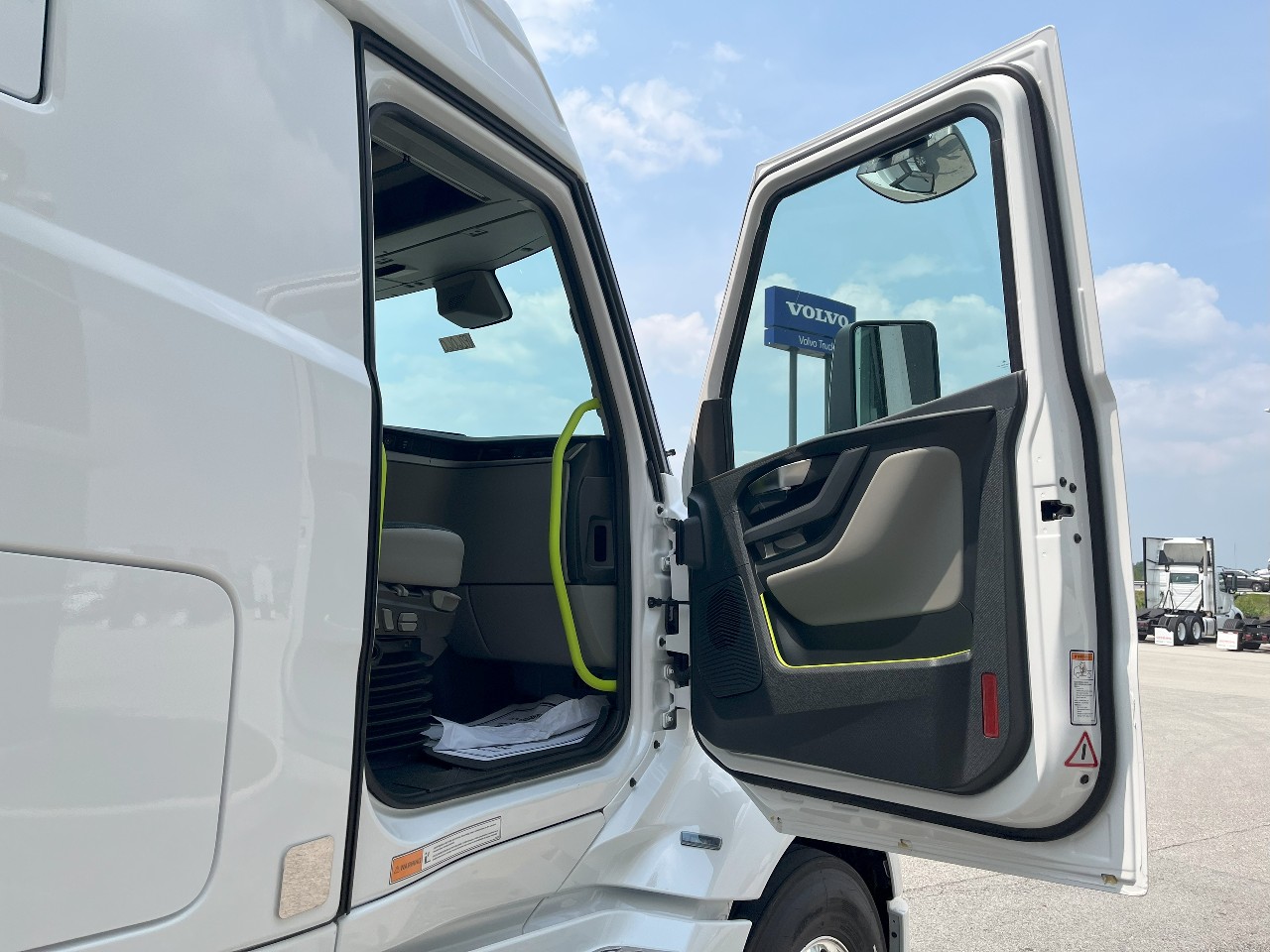 2026 Volvo - image 17