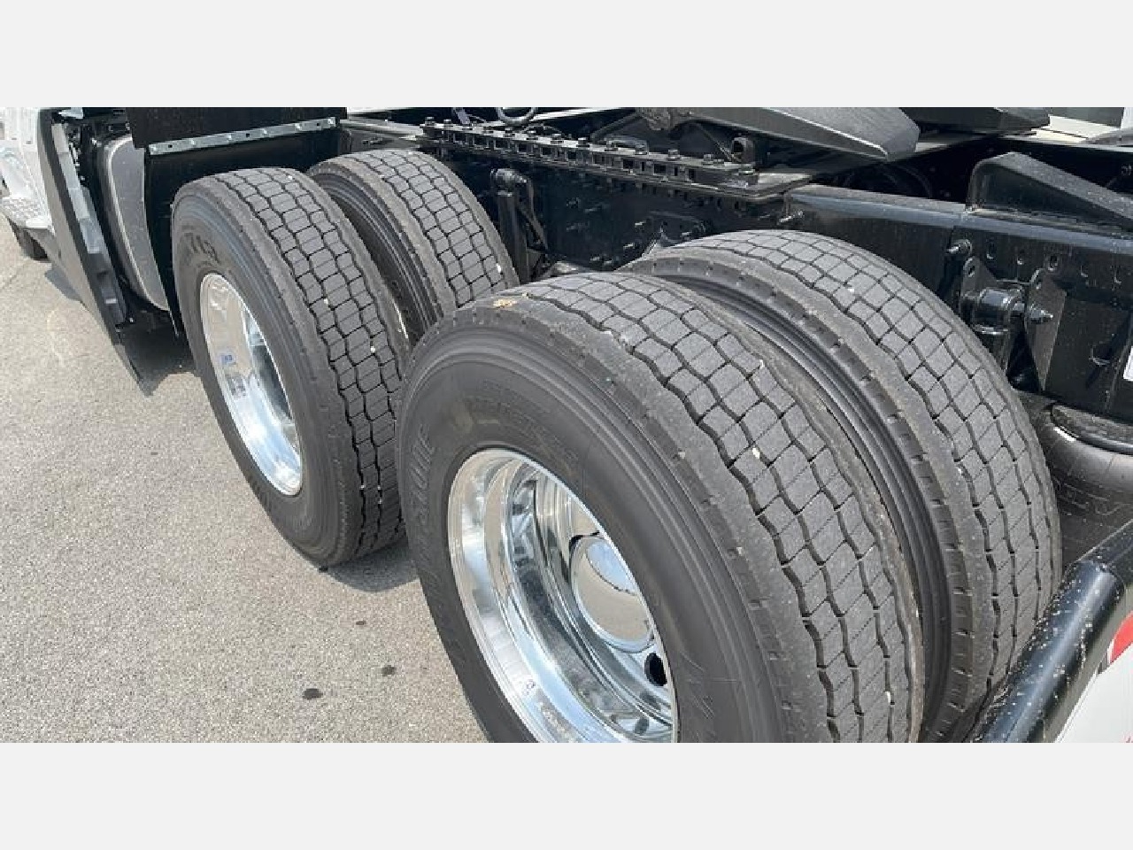 2026 Volvo - image 7