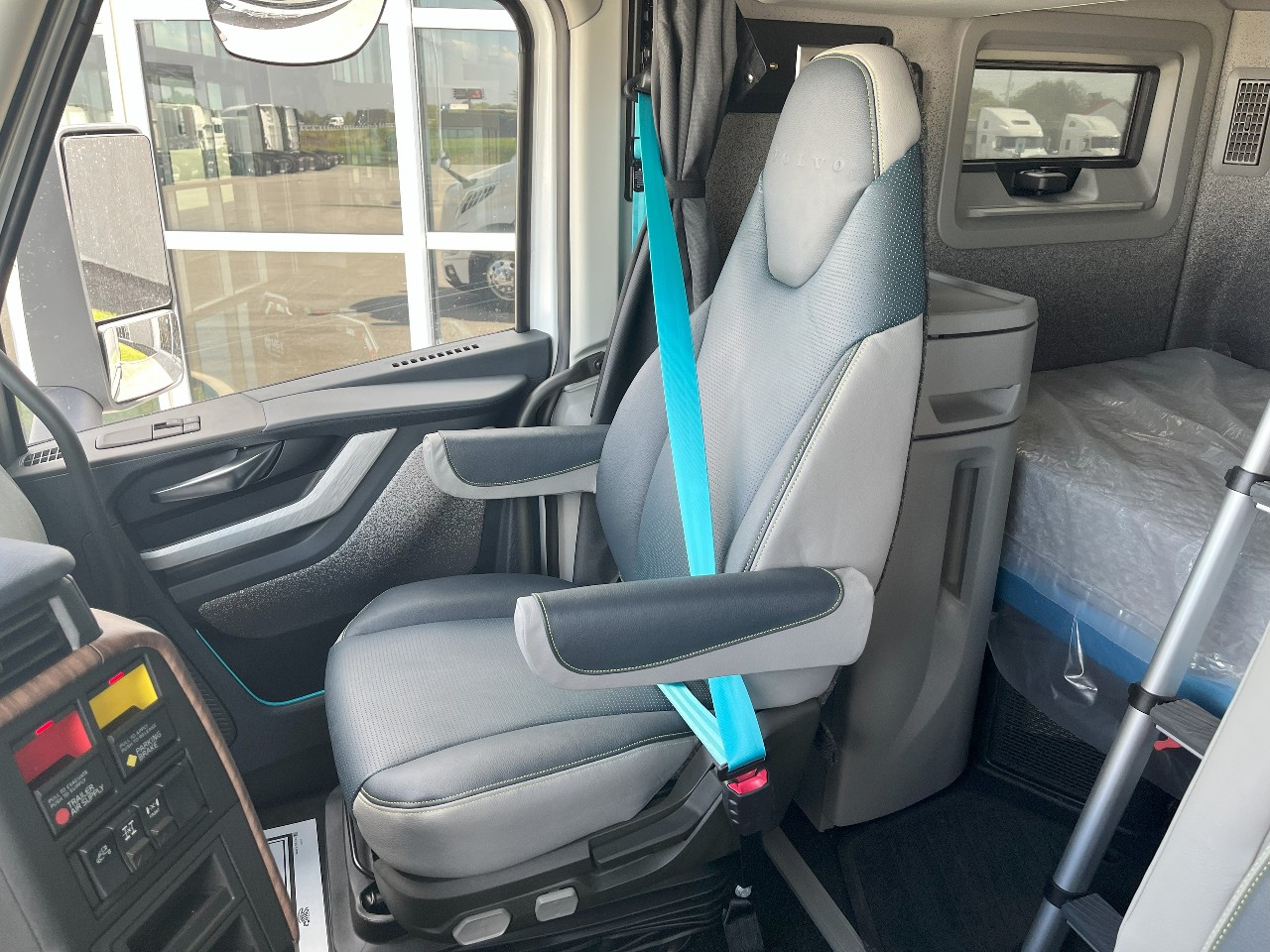 2026 Volvo - image 13