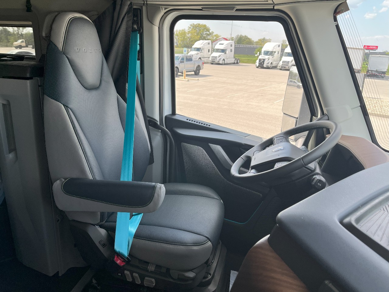 2026 Volvo - image 14