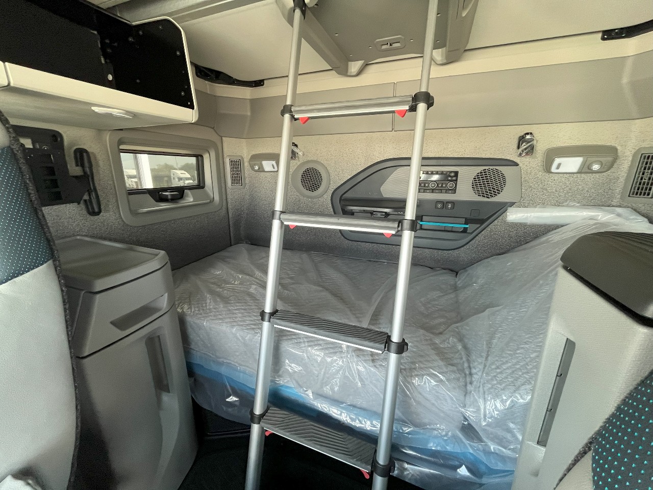 2026 Volvo - image 15