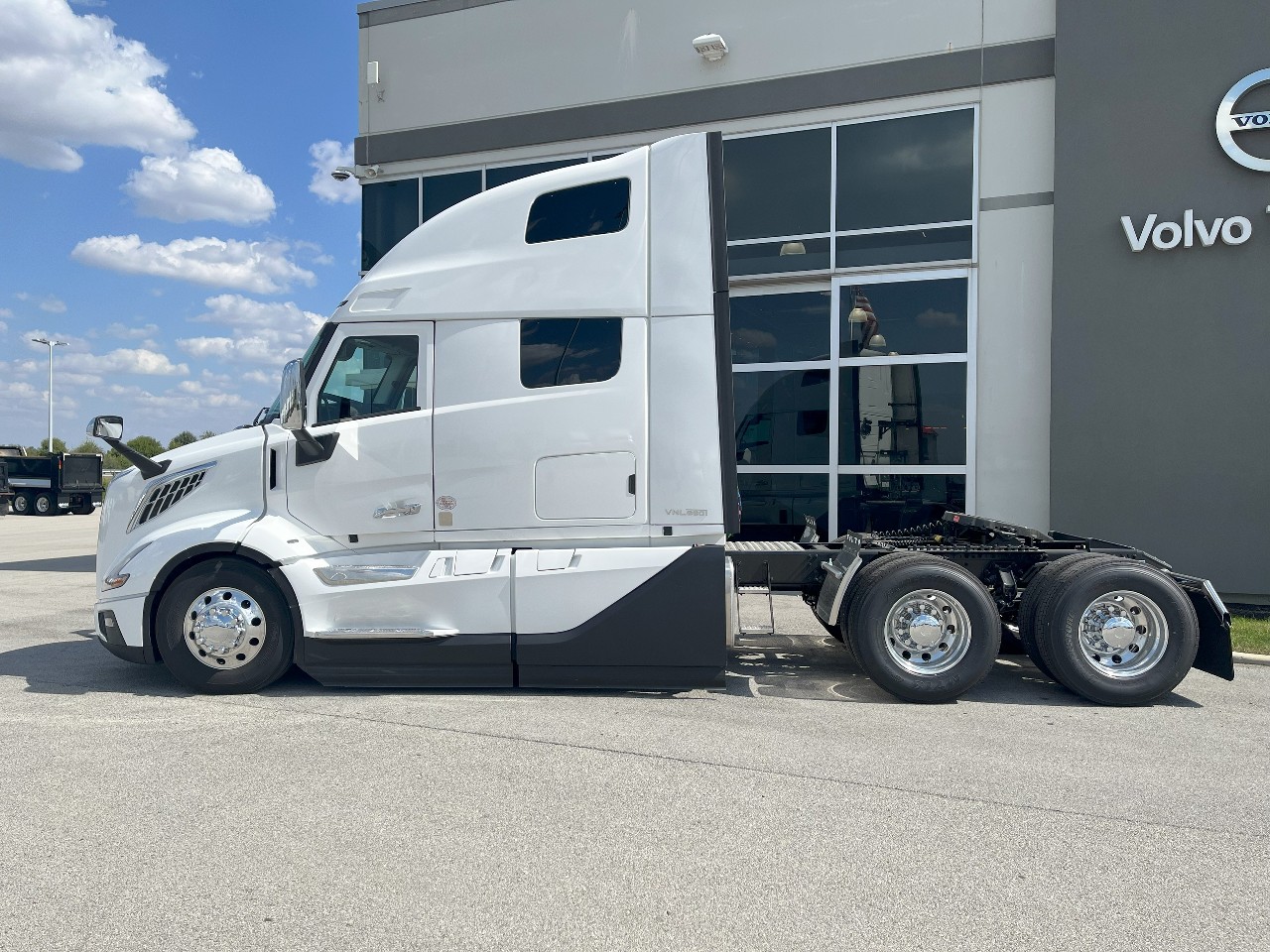 2026 Volvo - image 8