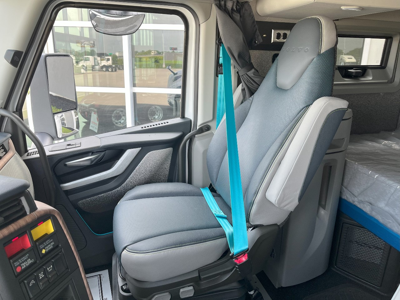 2026 Volvo - image 12