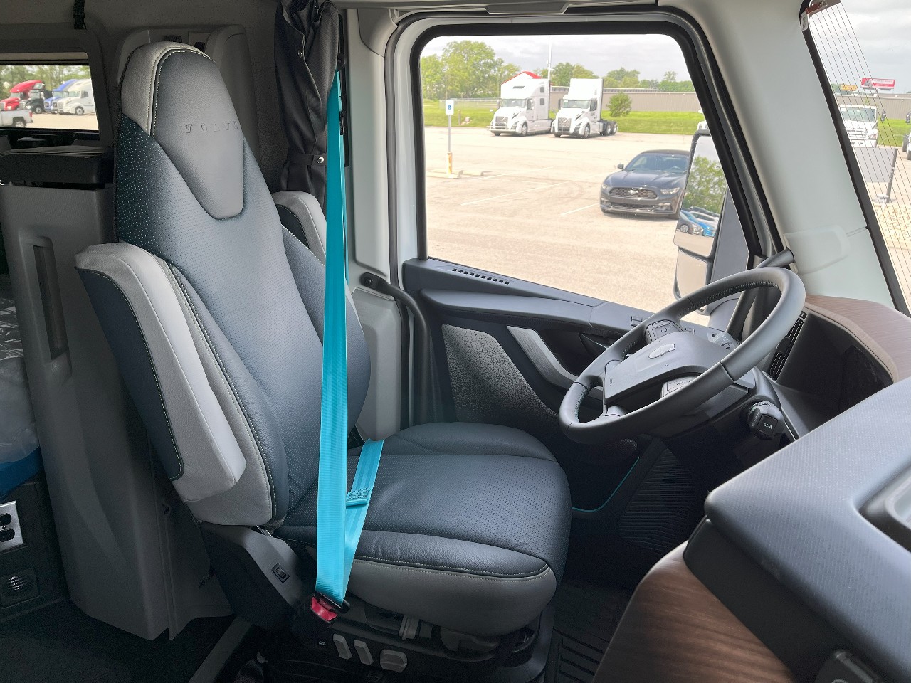 2026 Volvo - image 13