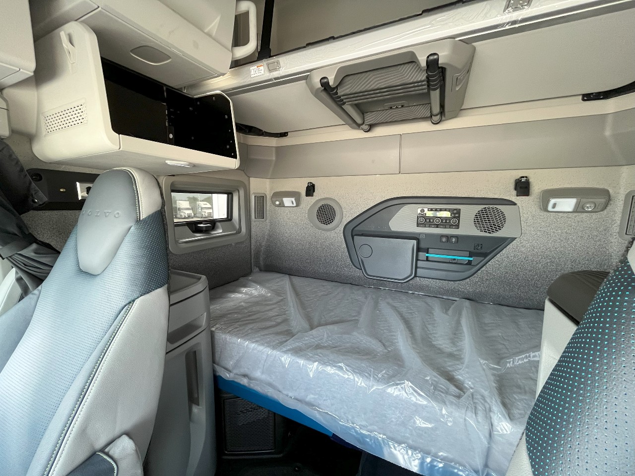 2026 Volvo - image 15