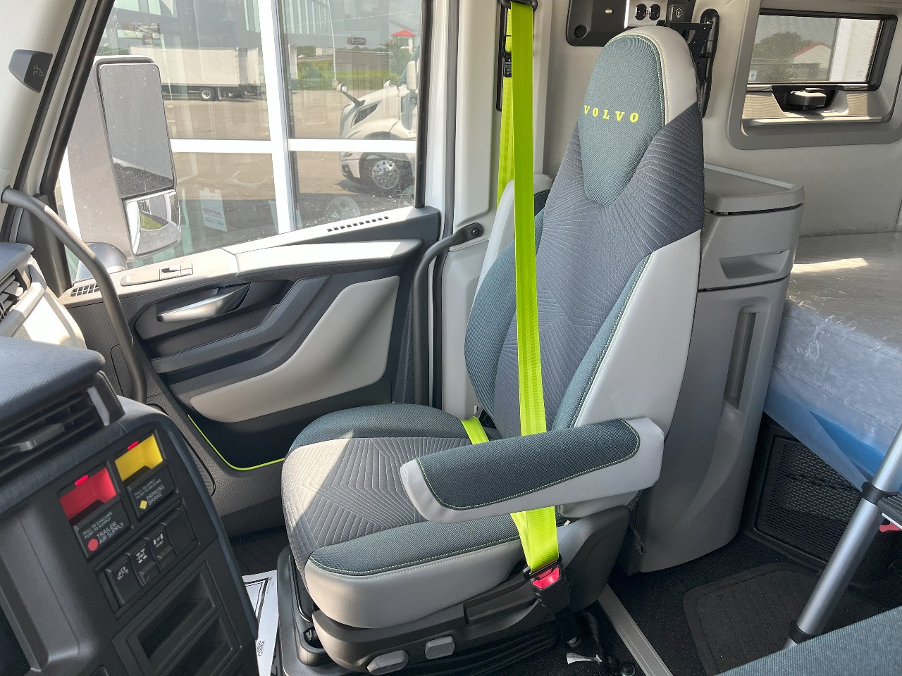 2026 Volvo - image 13