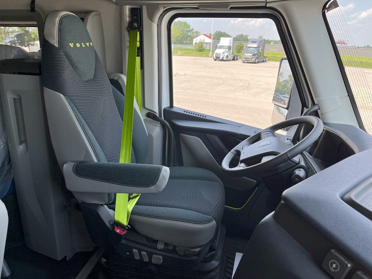 2026 Volvo - image 14