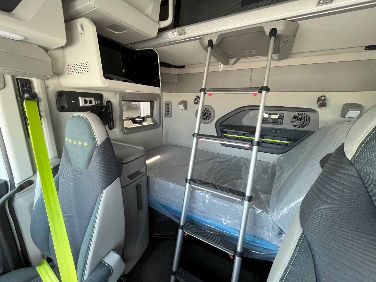 2026 Volvo - image 16