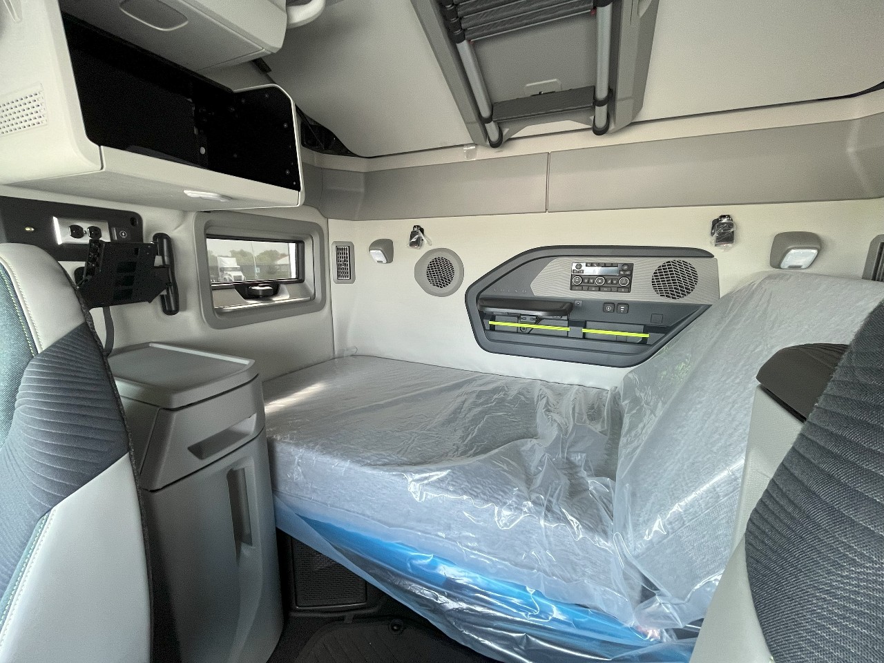 2026 Volvo - image 18