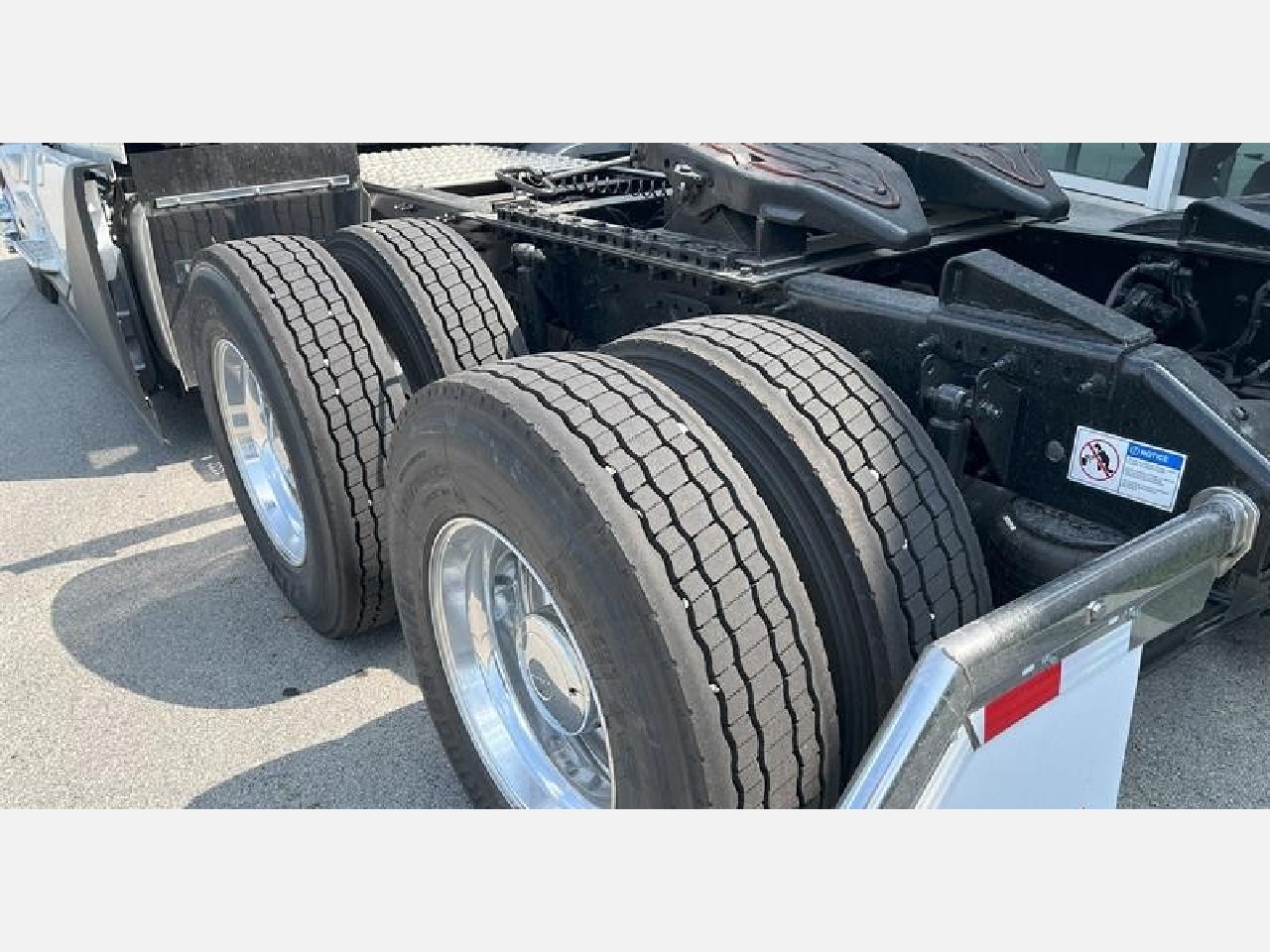 2026 Volvo - image 7