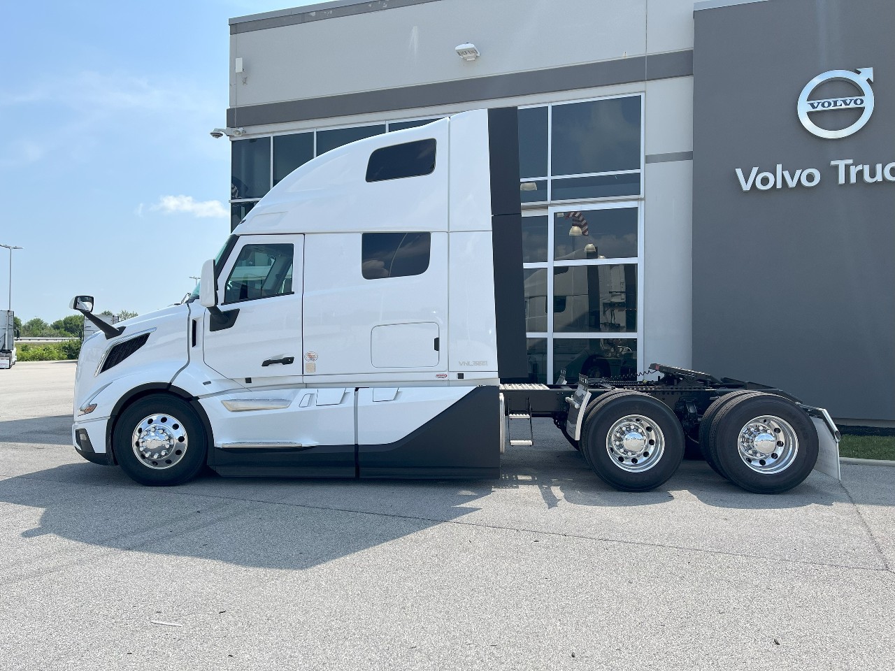 2026 Volvo - image 8