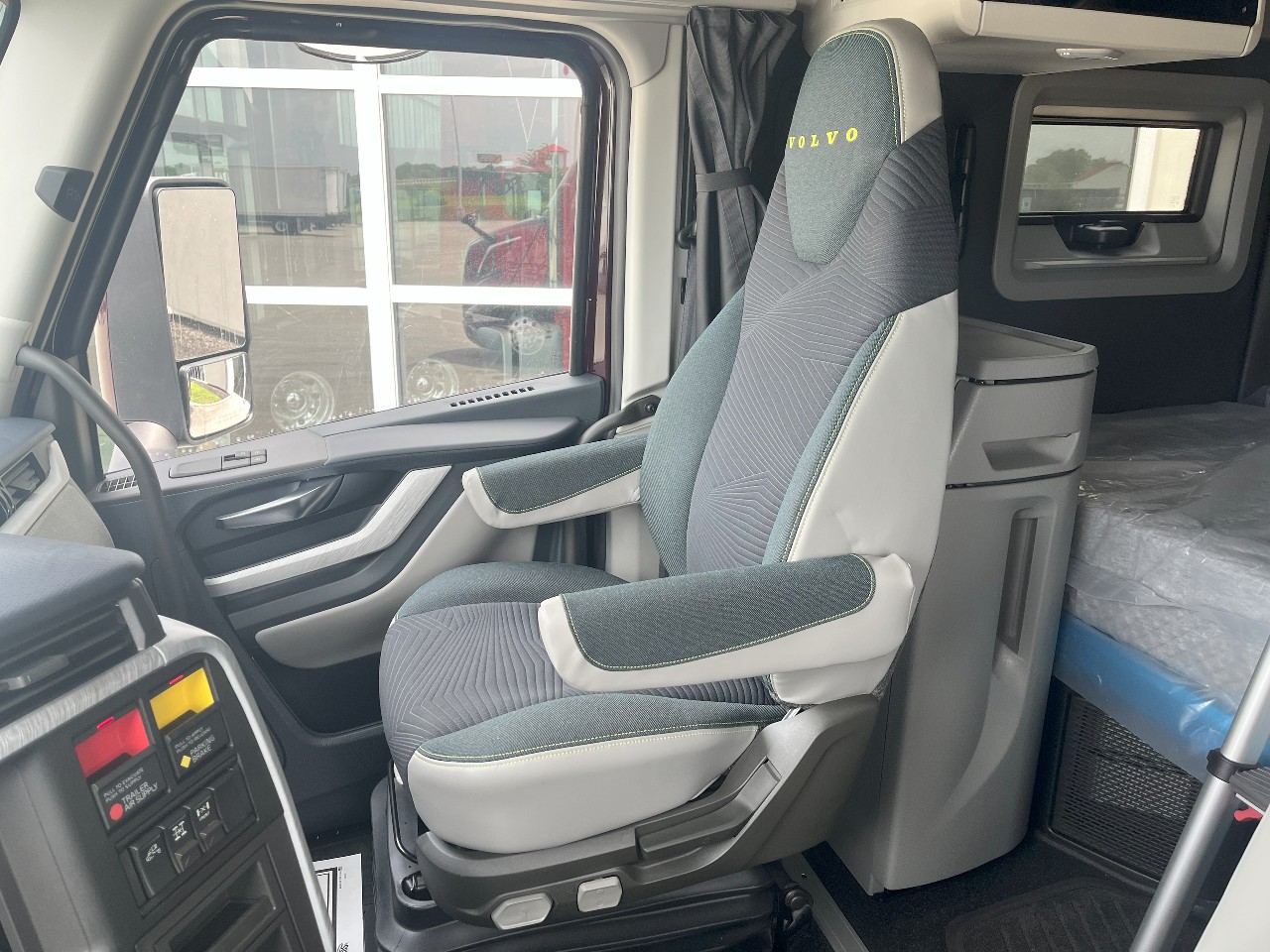 2026 Volvo - image 13