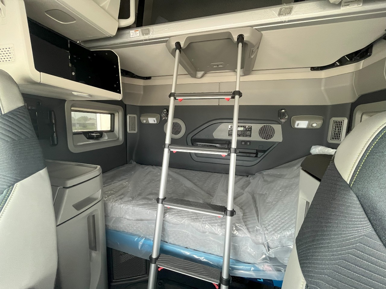 2026 Volvo - image 15