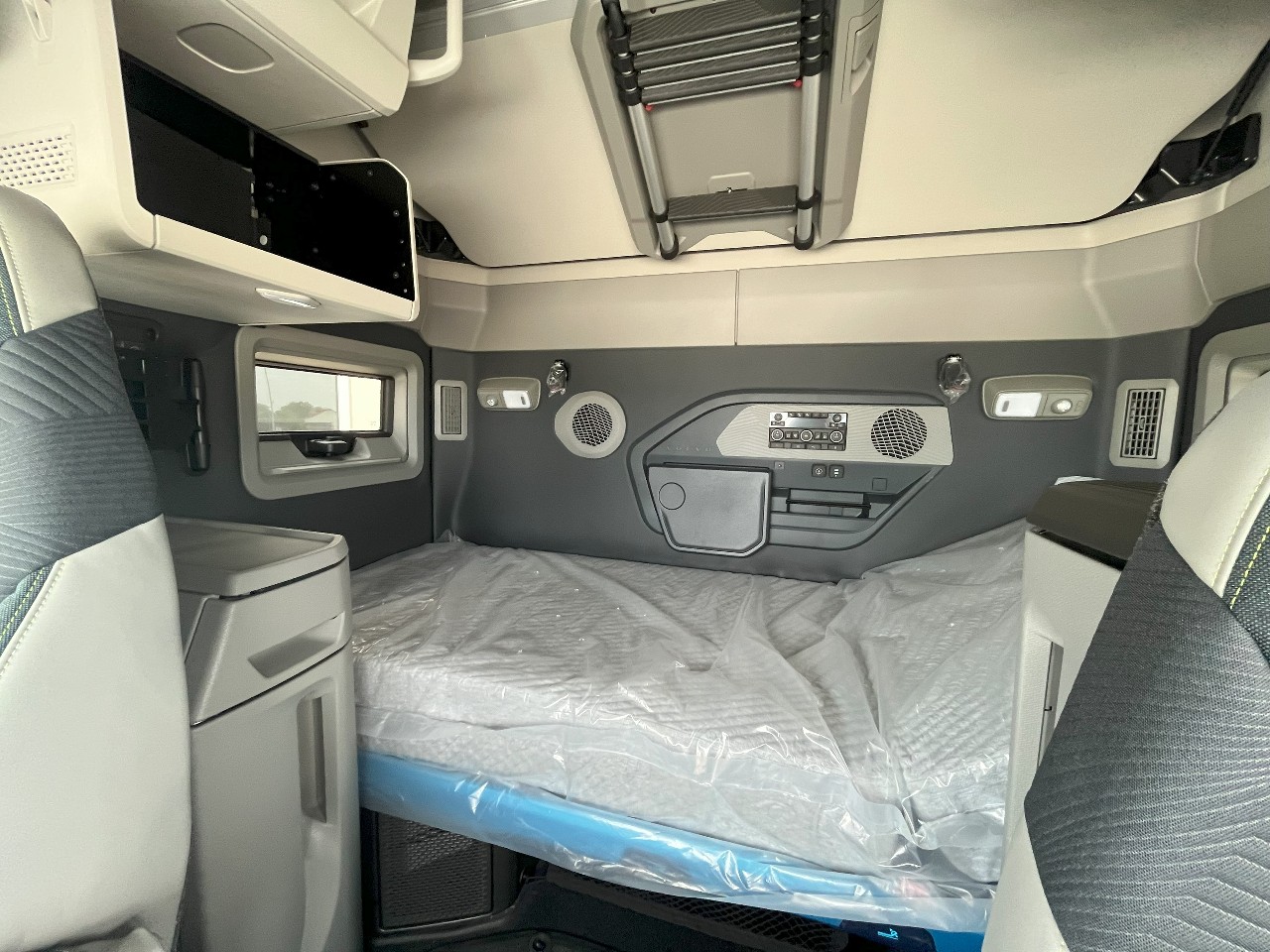 2026 Volvo - image 17