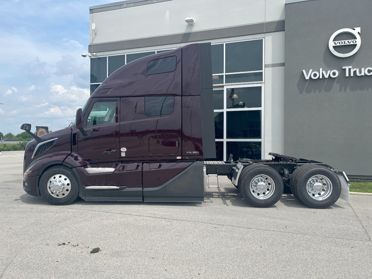 2026 Volvo - image 8