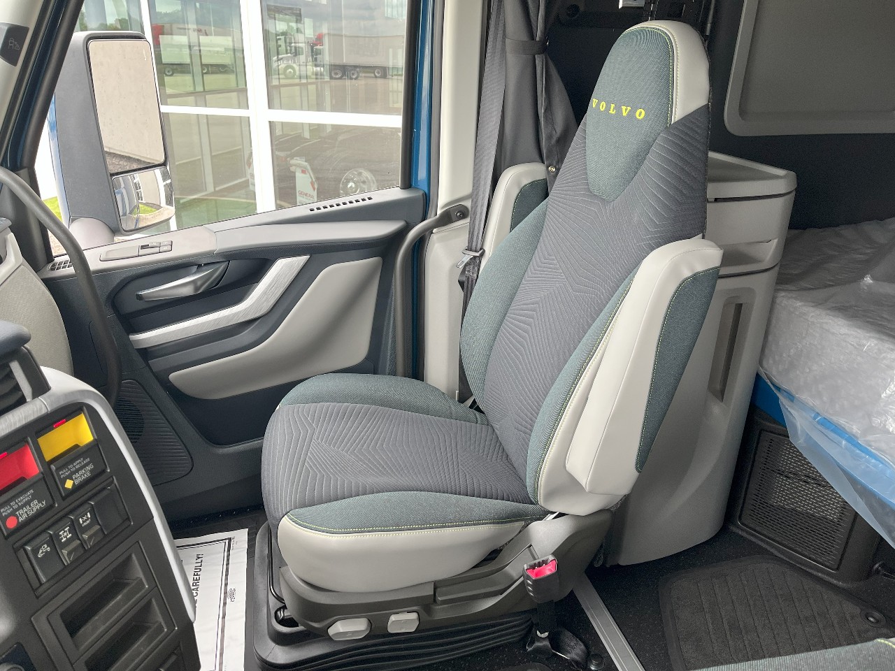 2026 Volvo - image 13