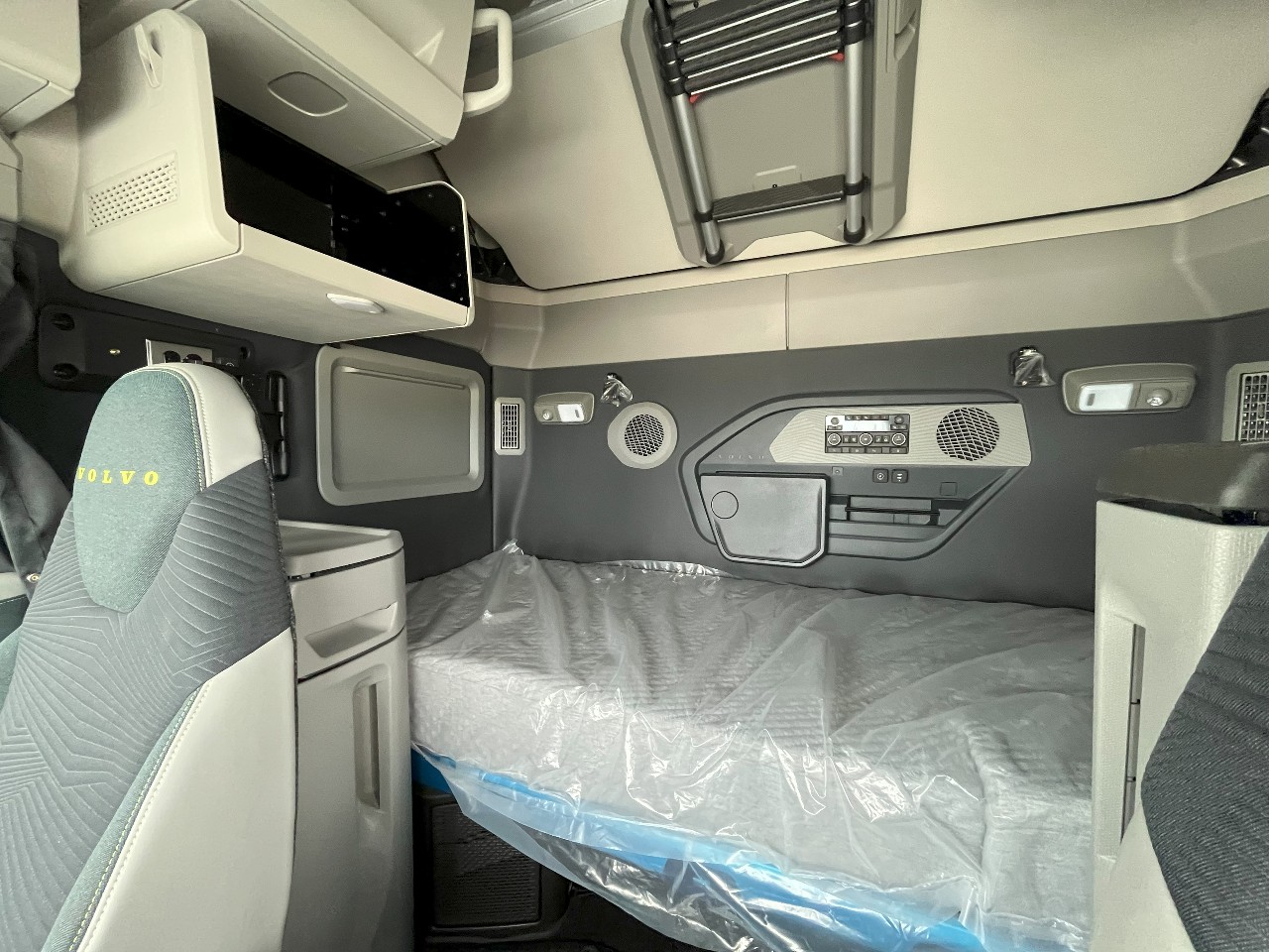 2026 Volvo - image 15