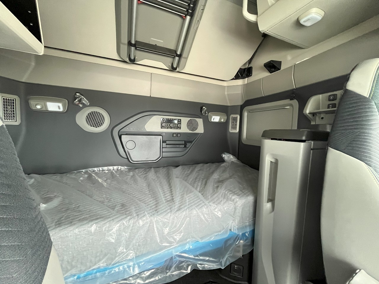 2026 Volvo - image 16