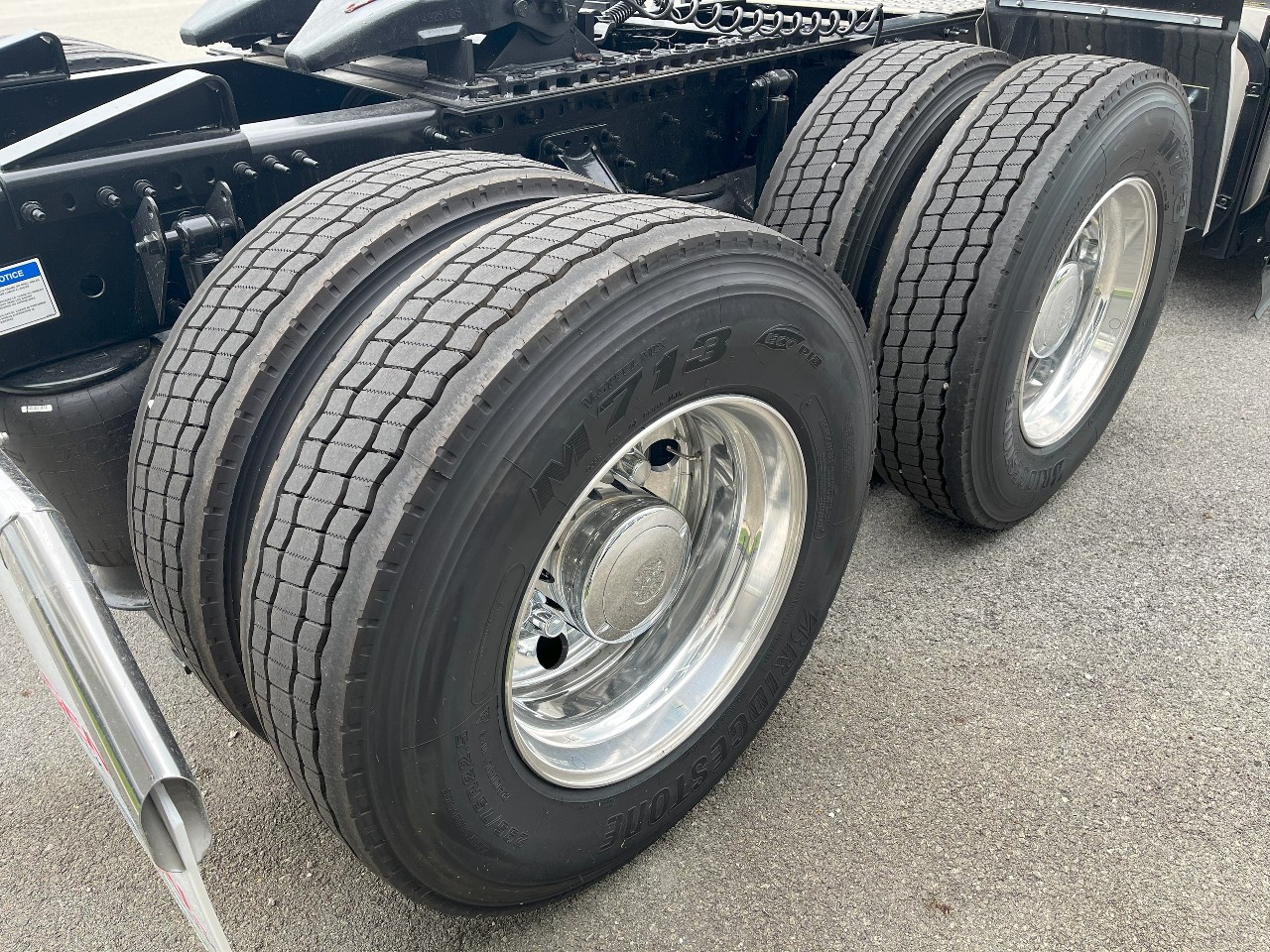 2026 Volvo - image 5