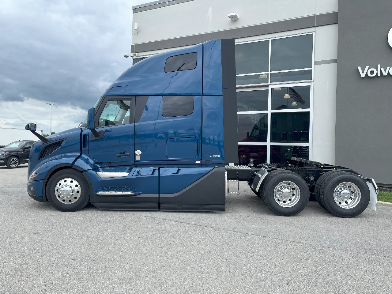 2026 Volvo - image 8