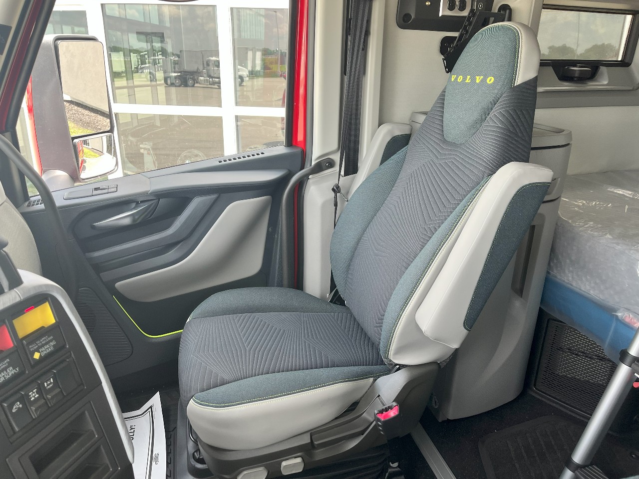 2026 Volvo - image 13